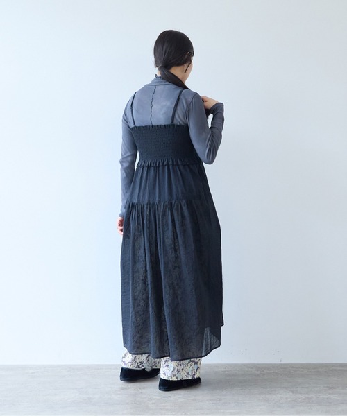 yuni(ユニ )の「Cotton Nylon sheer shirring jumper skirt(ワンピース・レディース・ブラック/グレー・FREE)」の8枚目の写真