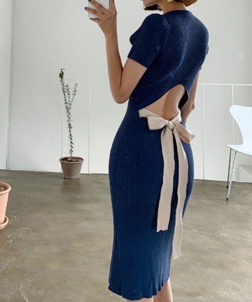LETee(レティー)の「バックリボンで後ろ姿まで可愛い♪抜け感たっぷりニットワンピース(ワンピース・レディース・ネイビー/ブラック・FREE)」の1枚目の写真