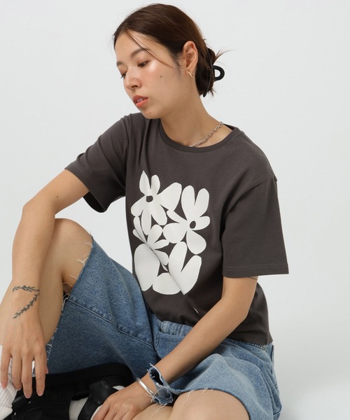 BAYFLOW（ベイフロー）の「[WEB限定/ユニセックス]アソートアートデザインTシャツ（Tシャツ/カットソー・レディース・チャコールグレー/オフホワイト/ピンク/ライトイエロー・SMALL/MEDIUM）」の3枚目の写真