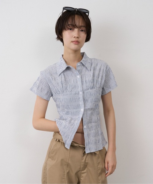 NUJOH(ヌゾ)の「Shirring Stripe Slim Shirt / シャーリングストライプスリムシャツ(シャツ/ブラウス・レディース・ブラック/ライトブルー・FREE)」の2枚目の写真