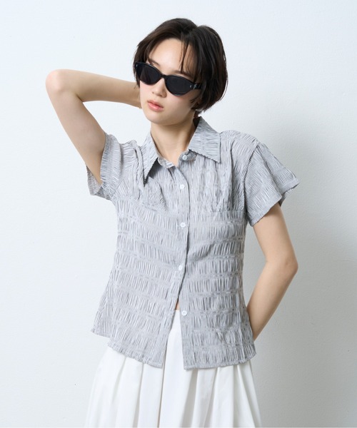 NUJOH(ヌゾ)の「Shirring Stripe Slim Shirt / シャーリングストライプスリムシャツ(シャツ/ブラウス・レディース・ブラック/ライトブルー・FREE)」の1枚目の写真