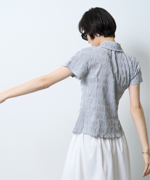 NUJOH(ヌゾ)の「Shirring Stripe Slim Shirt / シャーリングストライプスリムシャツ(シャツ/ブラウス・レディース・ブラック/ライトブルー・FREE)」の6枚目の写真