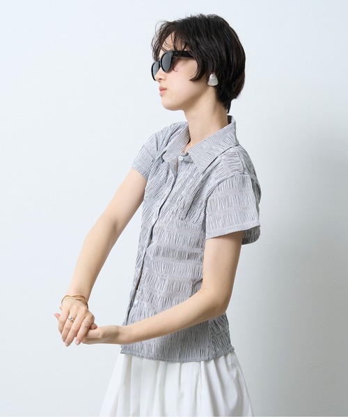 NUJOH(ヌゾ)の「Shirring Stripe Slim Shirt / シャーリングストライプスリムシャツ(シャツ/ブラウス・レディース・ブラック/ライトブルー・FREE)」の5枚目の写真