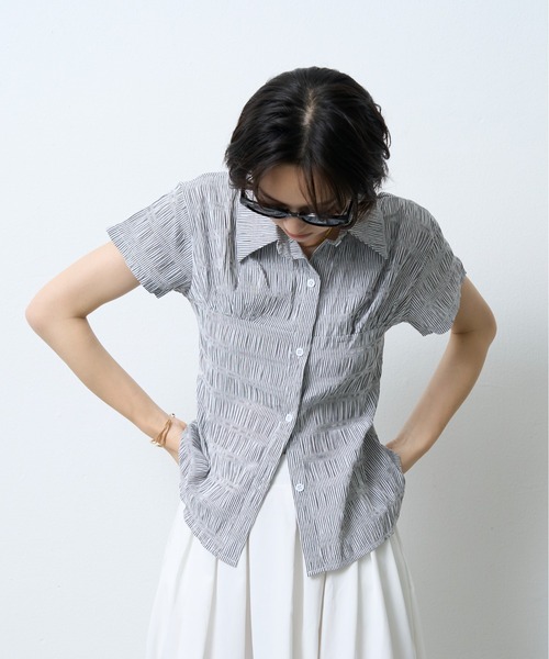 NUJOH(ヌゾ)の「Shirring Stripe Slim Shirt / シャーリングストライプスリムシャツ(シャツ/ブラウス・レディース・ブラック/ライトブルー・FREE)」の7枚目の写真