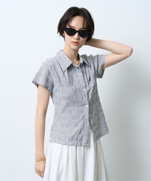 NUJOH(ヌゾ)の「Shirring Stripe Slim Shirt / シャーリングストライプスリムシャツ(シャツ/ブラウス・レディース・ブラック/ライトブルー・FREE)」の4枚目の写真