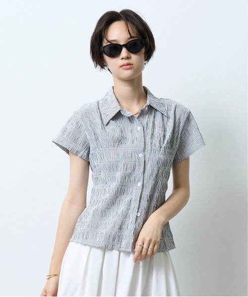 NUJOH(ヌゾ)の「Shirring Stripe Slim Shirt / シャーリングストライプスリムシャツ(シャツ/ブラウス・レディース・ブラック/ライトブルー・FREE)」の3枚目の写真