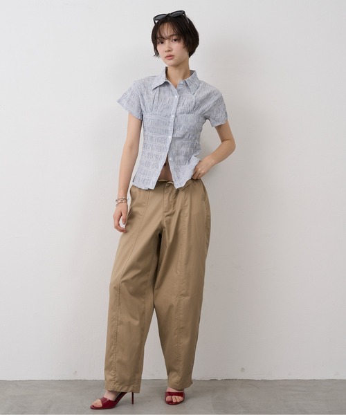 NUJOH(ヌゾ)の「Shirring Stripe Slim Shirt / シャーリングストライプスリムシャツ(シャツ/ブラウス・レディース・ブラック/ライトブルー・FREE)」の19枚目の写真