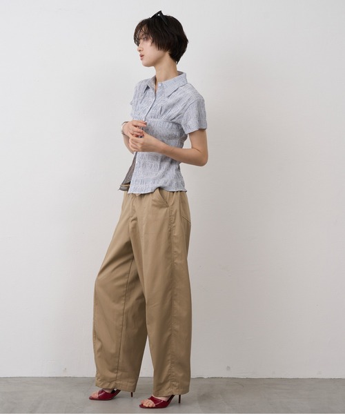 NUJOH(ヌゾ)の「Shirring Stripe Slim Shirt / シャーリングストライプスリムシャツ(シャツ/ブラウス・レディース・ブラック/ライトブルー・FREE)」の21枚目の写真