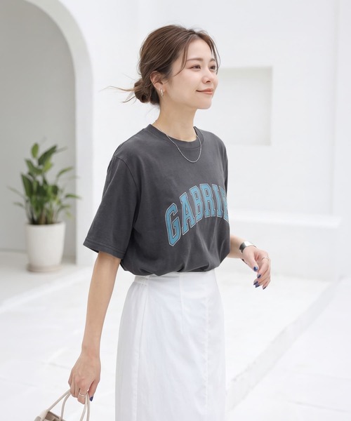 STYLE DELI(スタイルデリ)の「質感加工ロゴTシャツ/GABRIEL(Tシャツ/カットソー・レディース・チャコール/ネイビー/ホワイト・FREE)」の2枚目の写真