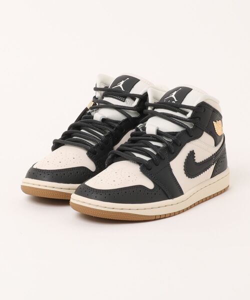 JORDAN BRAND(ジョーダンブランド)の「JORDAN BRAND W AIR JORDAN 1 MID SE エア ジョーダン 1 MID SE WIO0760 001OFFNOR/CHALK(スニーカー・レディース・ブラック・23.0cm/22.5cm/25.0cm/24.5cm/24.0cm/23.5cm)」の1枚目の写真