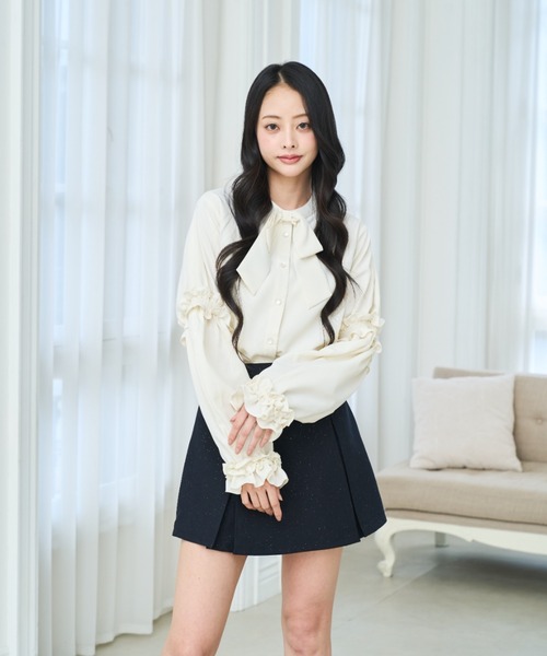 Lallana(ララーナ)の「Ribbon frill volume sleeve blouse/リボンフリルボリュームスリーブブラウス(シャツ/ブラウス・レディース・ライトブルー/アイボリー・FREE)」の4枚目の写真