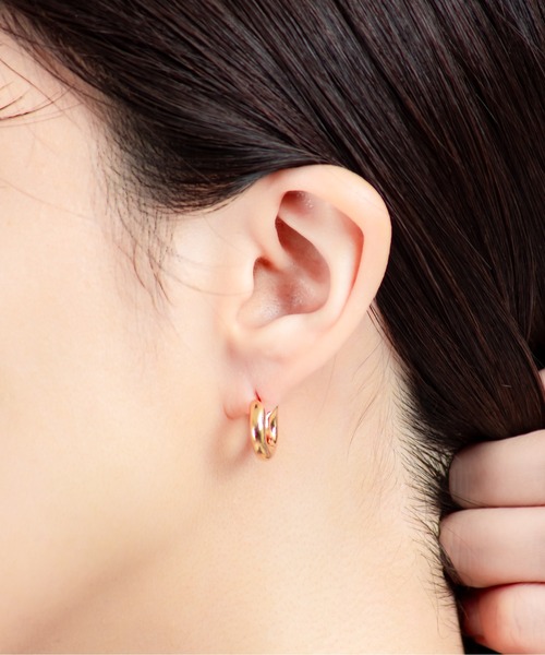 ANNIKA INEZ(アニカイネズ)の「【ANNIKA INEZ】ミニフープピアス E1005 SML Wide Oblique Hoops, Sml(ピアス(両耳用)・レディース・ゴールド・FREE)」の2枚目の写真