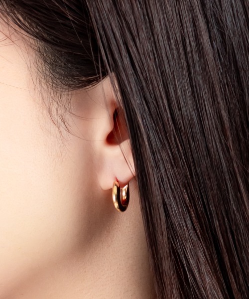 ANNIKA INEZ(アニカイネズ)の「【ANNIKA INEZ】ミニフープピアス E1005 SML Wide Oblique Hoops, Sml(ピアス(両耳用)・レディース・ゴールド・FREE)」の3枚目の写真