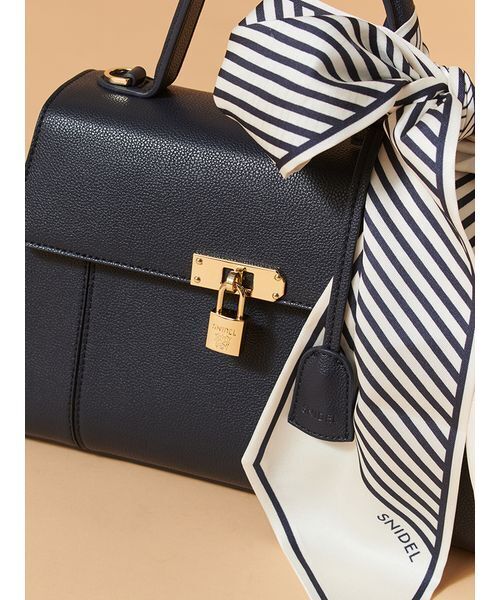 SNIDEL(スナイデル)の「スカーフパッドロックバッグ(ショルダーバッグ・レディース・ブラック/ネイビー/ベージュ・F)」の9枚目の写真