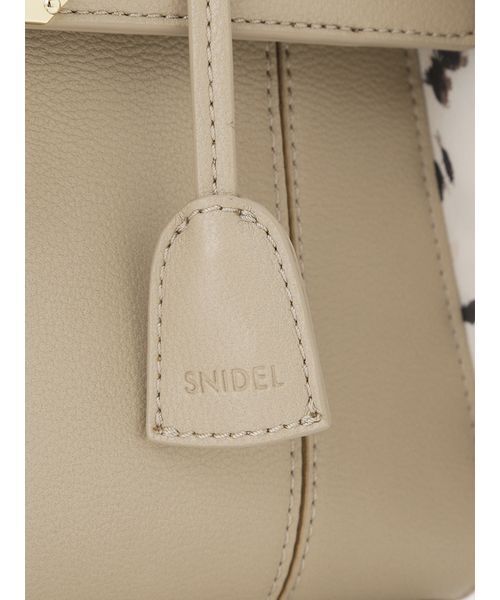 SNIDEL(スナイデル)の「スカーフパッドロックバッグ(ショルダーバッグ・レディース・ブラック/ネイビー/ベージュ・F)」の15枚目の写真