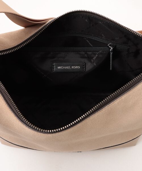 MICHAEL KORS(マイケルコース)の「COOPER スエード クロスボディバッグ(ショルダーバッグ・メンズ・キャメル・FREE)」の4枚目の写真