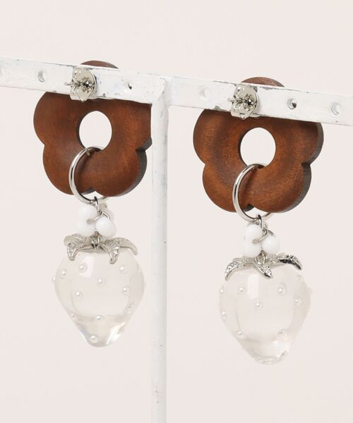 tone（トーン）の「【R】1062　ウッドフラワー×苺ピアス(MA)（ピアス（両耳用）・レディース・ブラウン・FREE）」の5枚目の写真