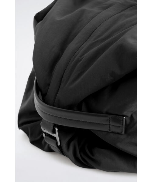COS(コス)の「レザーディテール ダッフルバッグ - ナイロン(ボストンバッグ・メンズ・ブラック/グレー・ONESIZE)」の9枚目の写真