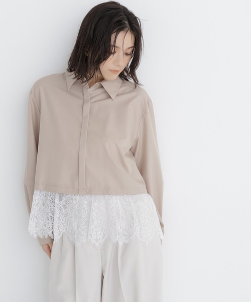 NATURAL BEAUTY BASIC（ナチュラルビューティーベーシック）の「裾レースシャツ（シャツ/ブラウス・レディース・ブルー系その他2/ベージュ系その他/ホワイト系その他・FREE）」の2枚目の写真
