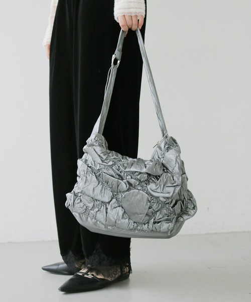 cheriella(シェリエラ)の「【cheriella】シャーリングショルダーバッグ SHIRRING SHOULDER BAG(ショルダーバッグ・レディース・シルバー/アイボリー/ブラック・FREE)」の1枚目の写真