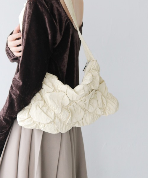 cheriella(シェリエラ)の「【cheriella】シャーリングショルダーバッグ SHIRRING SHOULDER BAG(ショルダーバッグ・レディース・シルバー/アイボリー/ブラック・FREE)」の2枚目の写真