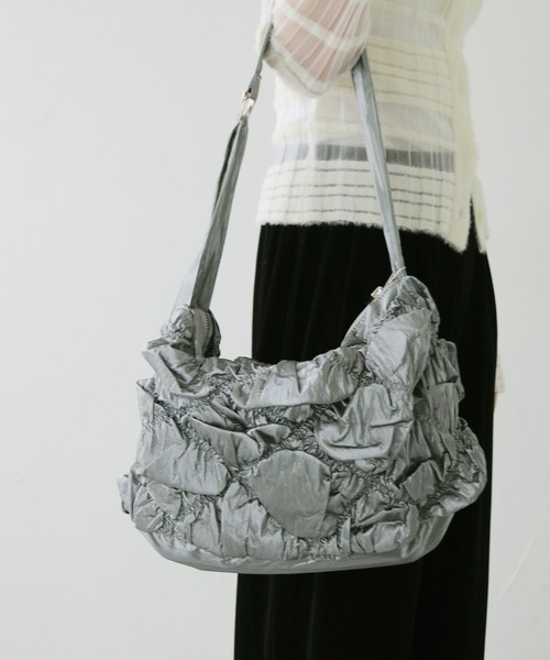 cheriella(シェリエラ)の「【cheriella】シャーリングショルダーバッグ SHIRRING SHOULDER BAG(ショルダーバッグ・レディース・シルバー/アイボリー/ブラック・FREE)」の8枚目の写真