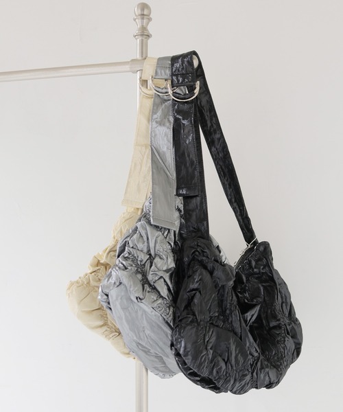 cheriella(シェリエラ)の「【cheriella】シャーリングショルダーバッグ SHIRRING SHOULDER BAG(ショルダーバッグ・レディース・シルバー/アイボリー/ブラック・FREE)」の10枚目の写真