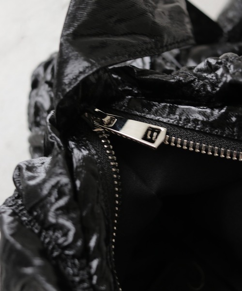cheriella(シェリエラ)の「【cheriella】シャーリングショルダーバッグ SHIRRING SHOULDER BAG(ショルダーバッグ・レディース・シルバー/アイボリー/ブラック・FREE)」の5枚目の写真