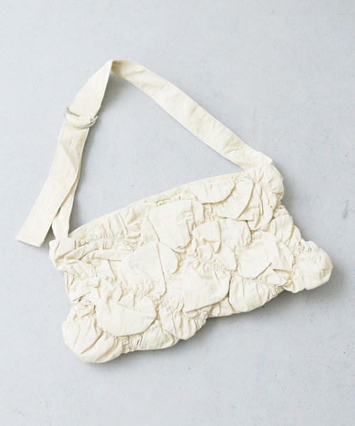 cheriella(シェリエラ)の「【cheriella】シャーリングショルダーバッグ SHIRRING SHOULDER BAG(ショルダーバッグ・レディース・シルバー/アイボリー/ブラック・FREE)」の12枚目の写真