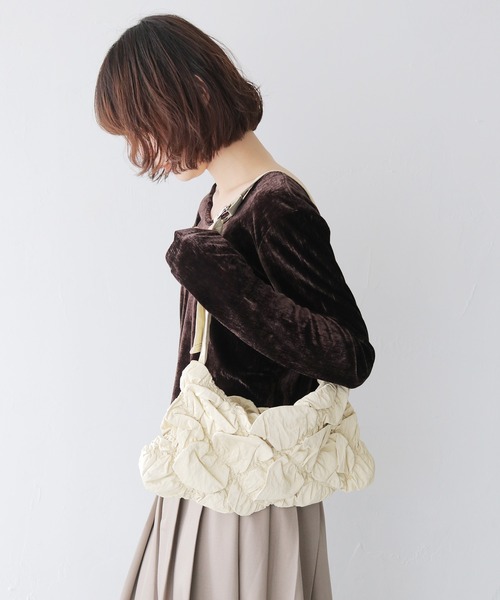 cheriella(シェリエラ)の「【cheriella】シャーリングショルダーバッグ SHIRRING SHOULDER BAG(ショルダーバッグ・レディース・シルバー/アイボリー/ブラック・FREE)」の14枚目の写真