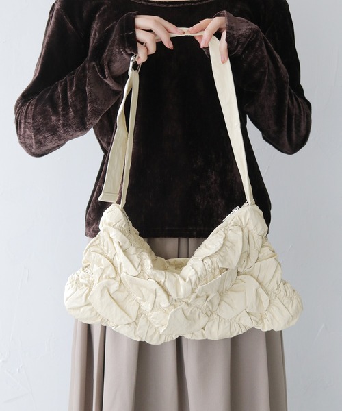cheriella(シェリエラ)の「【cheriella】シャーリングショルダーバッグ SHIRRING SHOULDER BAG(ショルダーバッグ・レディース・シルバー/アイボリー/ブラック・FREE)」の15枚目の写真