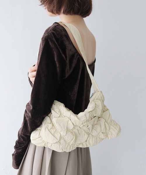 cheriella(シェリエラ)の「【cheriella】シャーリングショルダーバッグ SHIRRING SHOULDER BAG(ショルダーバッグ・レディース・シルバー/アイボリー/ブラック・FREE)」の16枚目の写真