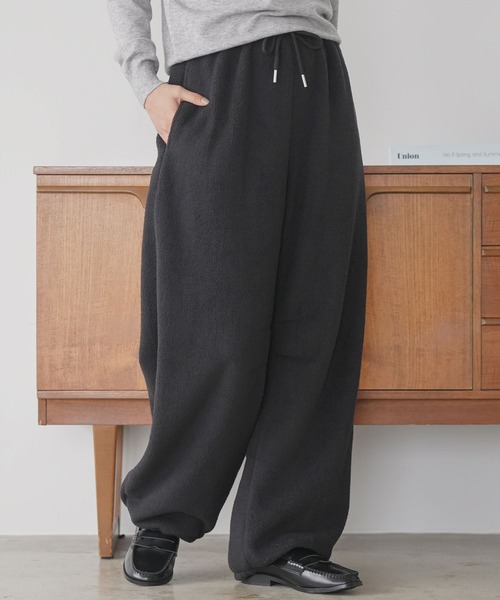 mili an deni(ミリアンデニ)の「あったかボア裾ドロストイージーパンツ/ワイドパンツ(その他パンツ・レディース・アイボリー/ブラック・M)」の2枚目の写真