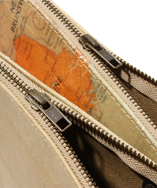 And A(アンドエー)の「Paper Clutch Bag (MATATABI)(クラッチバッグ・メンズ・ホワイト/ライトグレー/ベージュ・FREE)」の7枚目の写真