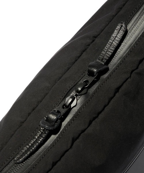 CRAMSHELL（クラムシェル）の「SLING BAG（ボディバッグ/ウエスト