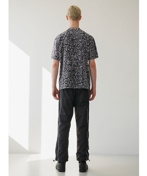 OY（オーワイ）の「ベロアスネークTシャツ/半袖カットソー（Tシャツ/カットソー・メンズ・ブラック/グリーン・FREE）」の5枚目の写真