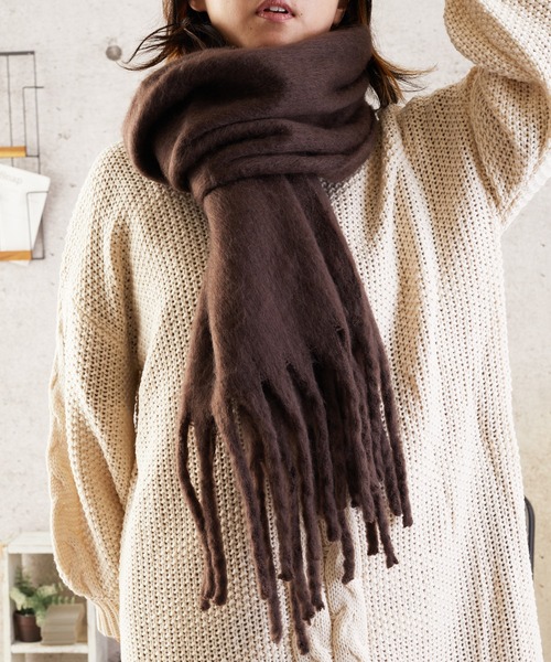 Mayree（メイリー）の「【urge select】ボリューム フリンジ マフラー（マフラー・レディース・ブラック/ベージュ/パープル/ブラウン/オリーブ/ブルー/アイボリー/ミント/モカ/ピンクベージュ/グレイッシュベージュ/ライトブルー/オフホワイト/ピンク/グリーン/その他1/その他2/その他3/レッド/その他5/ベビーピンク/その他6/その他7/その他9/その他10/その他11/その他12/その他13/その他4/その他15/ロイヤルブルー/ライトベージュ/その他16/その他8/グレー/その他14/コーラルピンク・FREE）」の5枚目の写真