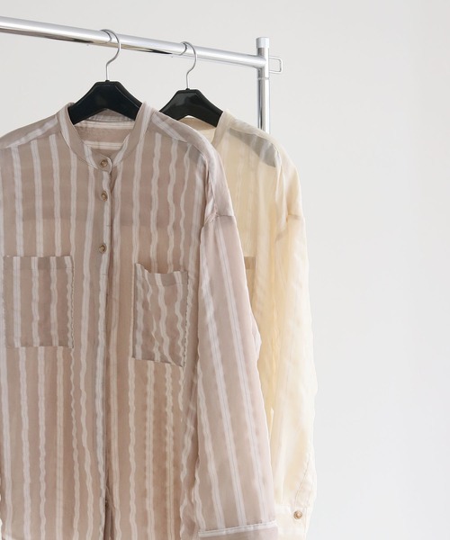 HER CLOSET（ハークローゼット）の「【shemoshelly】バンドカラーワッシャーストライプシアーシャツ（シャツ/ブラウス・レディース・アイボリー/グレイッシュベージュ・M）」の2枚目の写真