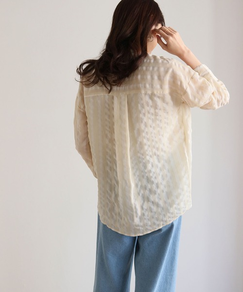 HER CLOSET（ハークローゼット）の「【shemoshelly】バンドカラーワッシャーストライプシアーシャツ（シャツ/ブラウス・レディース・アイボリー/グレイッシュベージュ・M）」の3枚目の写真