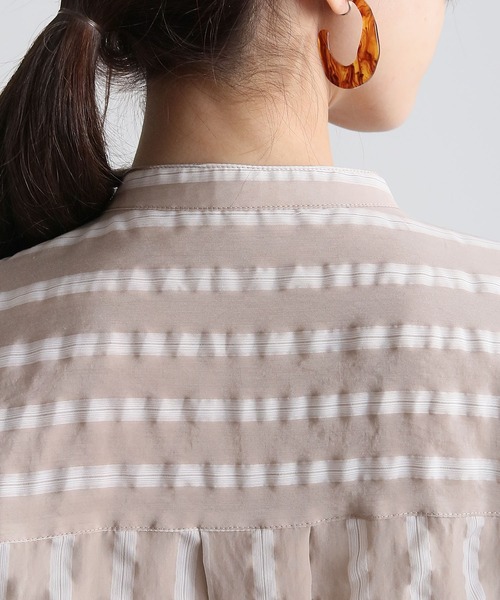HER CLOSET（ハークローゼット）の「【shemoshelly】バンドカラーワッシャーストライプシアーシャツ（シャツ/ブラウス・レディース・アイボリー/グレイッシュベージュ・M）」の17枚目の写真