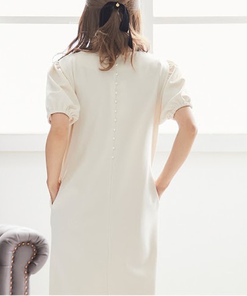 M y u（ミュー）の「バックパールパフスリーブワンピース（ワンピース・レディース・ブラック/ベージュ/オフホワイト/サックスブルー・FREE）」の6枚目の写真