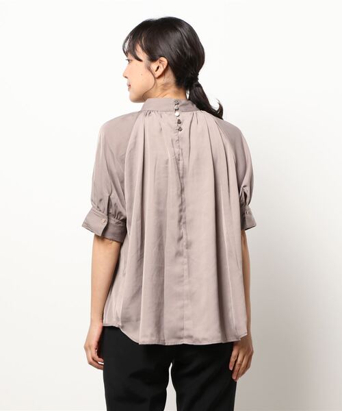 Te chichi(テチチ)の「サテンスタンドカラーブラウス(シャツ/ブラウス・レディース・チャコール/ボルドー/モカ・フリ-)」の5枚目の写真
