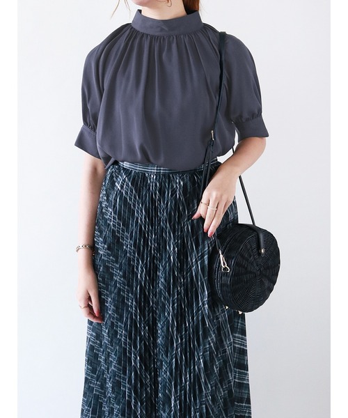 Te chichi(テチチ)の「サテンスタンドカラーブラウス(シャツ/ブラウス・レディース・チャコール/ボルドー/モカ・フリ-)」の2枚目の写真