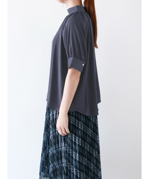 Te chichi(テチチ)の「サテンスタンドカラーブラウス(シャツ/ブラウス・レディース・チャコール/ボルドー/モカ・フリ-)」の17枚目の写真