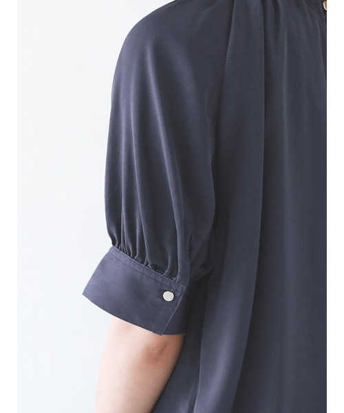 Te chichi(テチチ)の「サテンスタンドカラーブラウス(シャツ/ブラウス・レディース・チャコール/ボルドー/モカ・フリ-)」の21枚目の写真