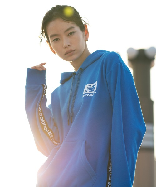 NEW BALANCE(ニューバランス)の「NB Essentials ID スウェットフーディー(パーカー・メンズ・ブルー/ブラック/イエロー・SMALL/X-LARGE/LARGE/XX-LARGE/MEDIUM)」の2枚目の写真