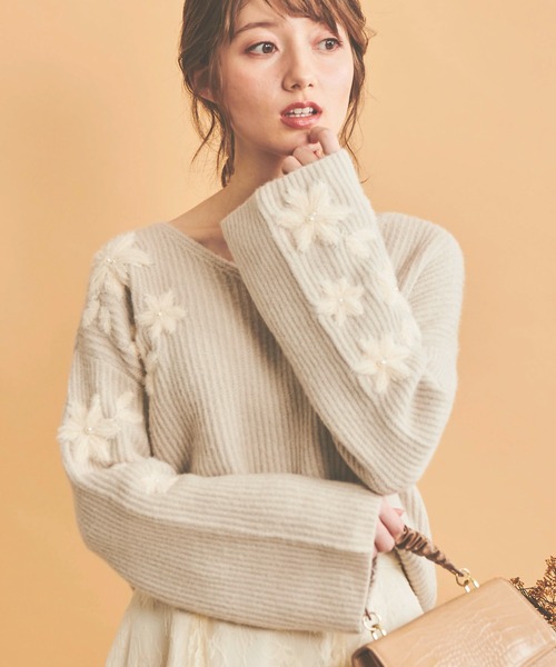 NOELA（ノエラ）の「フラッフィーフラワーニット（ニット/セーター・レディース・オフホワイト/グレー/ピンク・フリー）」の2枚目の写真