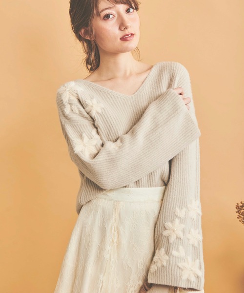 NOELA（ノエラ）の「フラッフィーフラワーニット（ニット/セーター・レディース・オフホワイト/グレー/ピンク・フリー）」の4枚目の写真