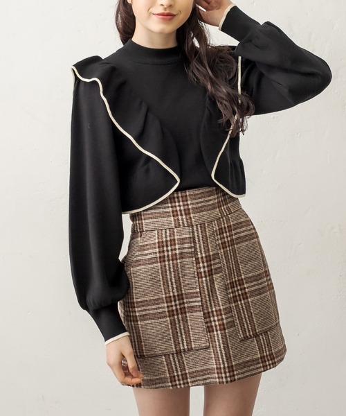 OLIVE des OLIVE(オリーブデオリーブ)の「後ろ姿も抜かりない可愛いフリルニット(ニット/セーター・レディース・オフホワイト/ブラック/ライトブラウン・FREE)」の3枚目の写真