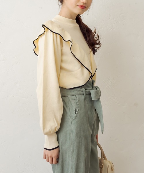 OLIVE des OLIVE(オリーブデオリーブ)の「後ろ姿も抜かりない可愛いフリルニット(ニット/セーター・レディース・オフホワイト/ブラック/ライトブラウン・FREE)」の8枚目の写真